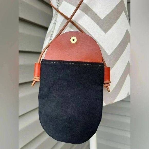 PASSAGE ONE BALI CROSSBODY BAG - BLACK - Picture 3 of 6